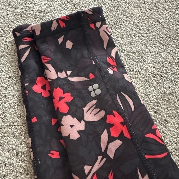 Sweaty Betty Geo Floral and Black Reversible Leggings - Picture 6 of 6